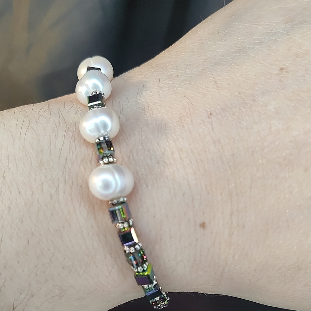 Elegant Pearl and Silver Bracelet
